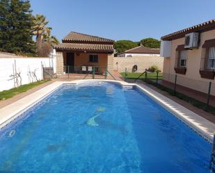 Piscina de Casa o xalet en venda en Chiclana de la Frontera amb Aire condicionat, Calefacció i Jardí privat