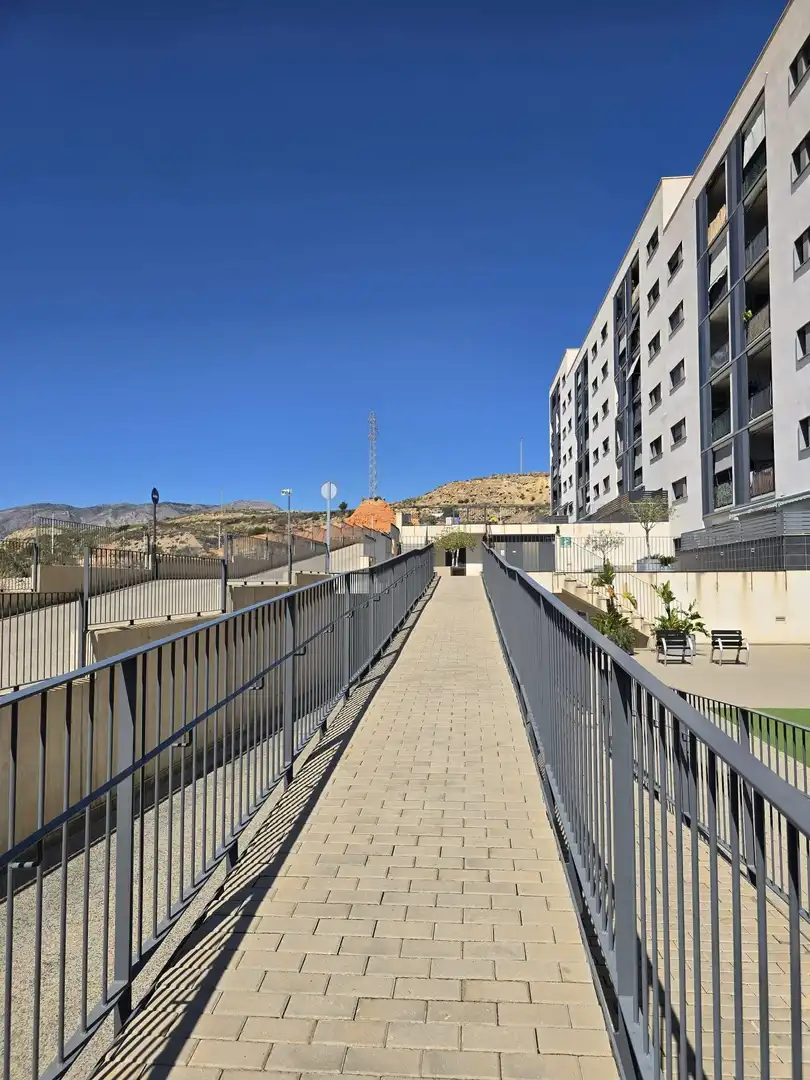 Vista exterior de Piso en venta en Crevillent con Aire acondicionado, Parquet y Terraza
