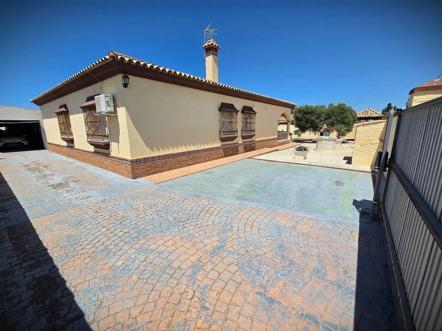 Vista exterior de Casa o xalet en venda en Chiclana de la Frontera amb Jardí privat