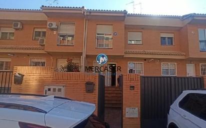 Vista exterior de Casa adosada en venda en Valdemoro amb Terrassa i Balcó