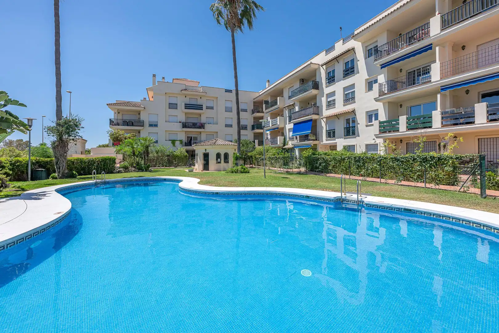 Vista exterior de Apartamento en venta en Marbella con Aire acondicionado, Trastero y Lavadora