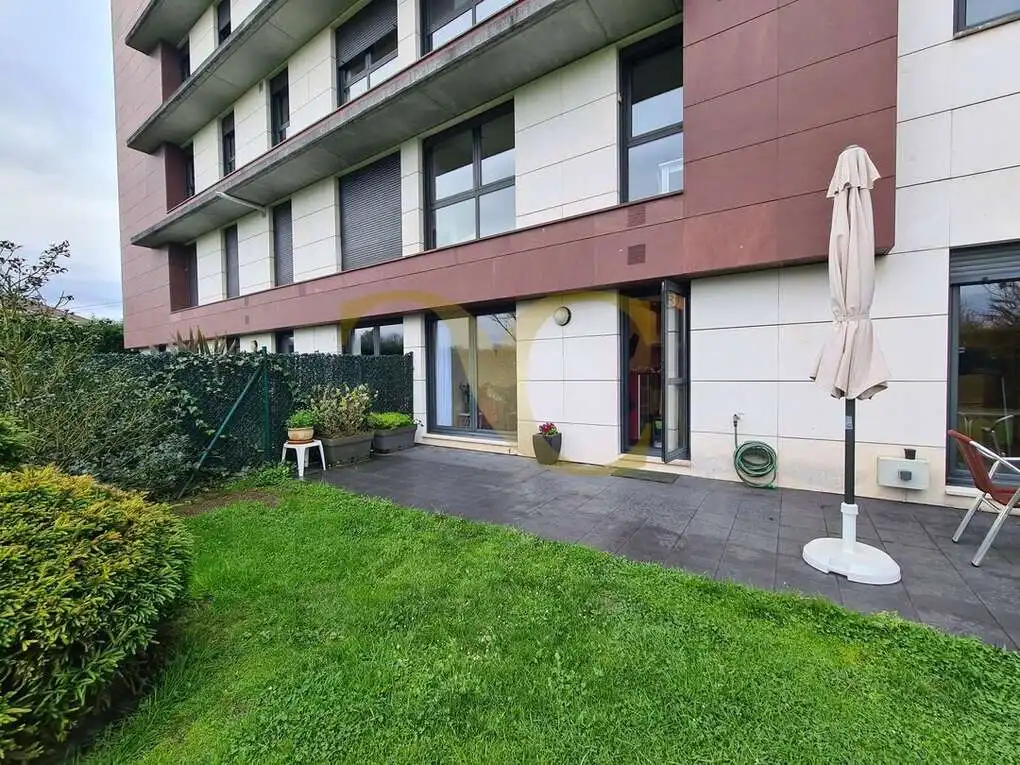 Außenansicht von Wohnung zum Verkauf in Oviedo  mit Heizung, Privatgarten und Terrasse