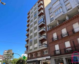 Vista exterior de Apartament de lloguer en León Capital  amb Calefacció, Terrassa i Moblat