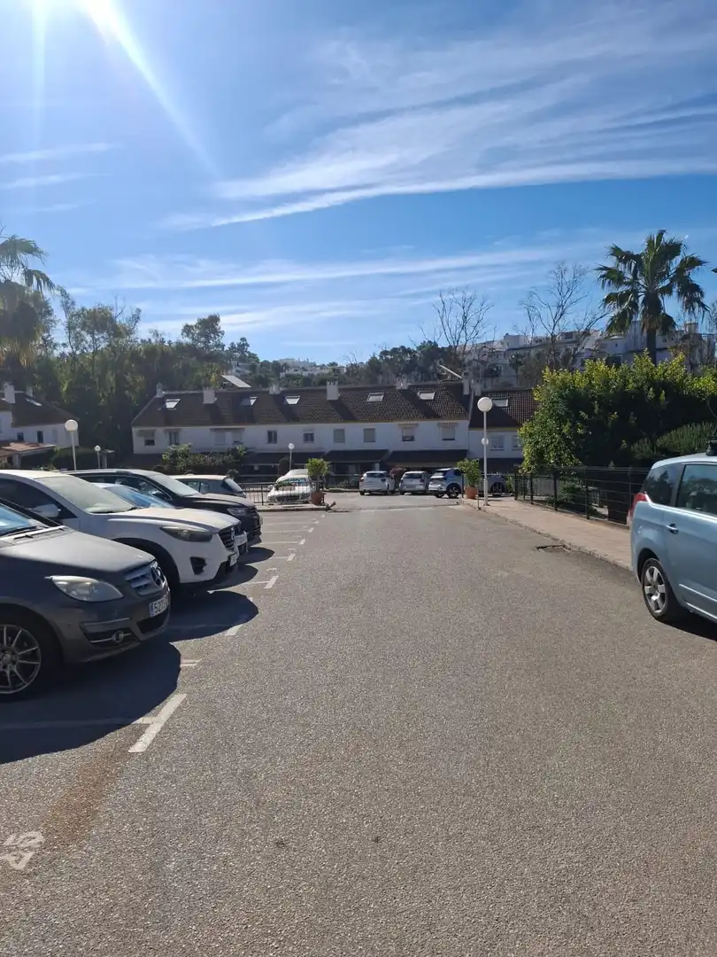 Aparcament de Casa adosada en venda en Benalmádena amb Terrassa, Moblat i Piscina comunitària