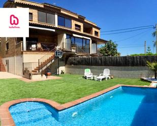 Exterior view of Single-family semi-detached for sale in Sant Vicenç Dels Horts  with Air Conditioner, Terrace and Swimming Pool