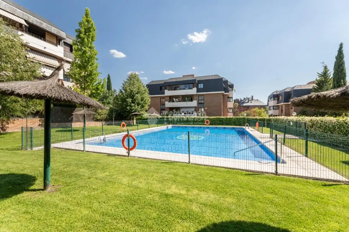 Schwimmbecken von Wohnung zum Verkauf in Majadahonda mit Heizung und Terrasse