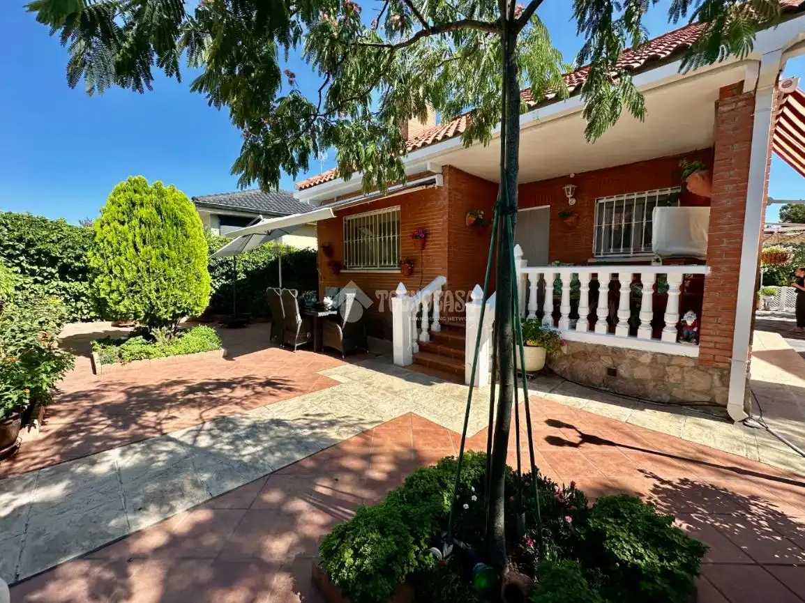 Vista exterior de Casa o xalet en venda en Pioz amb Aire condicionat, Calefacció i Moblat