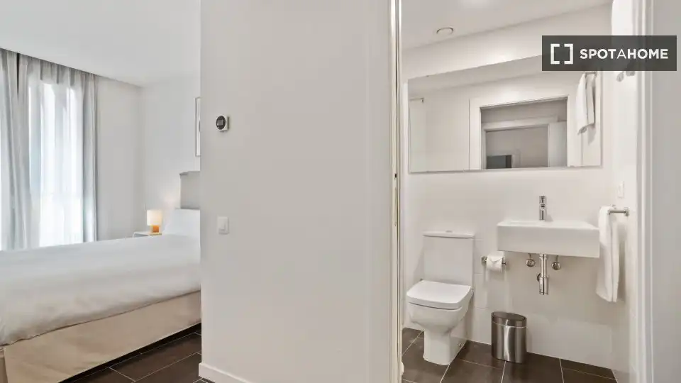 Bathroom of Flat for rent in Barcelona  with Air Conditioner, Heating and Furnished