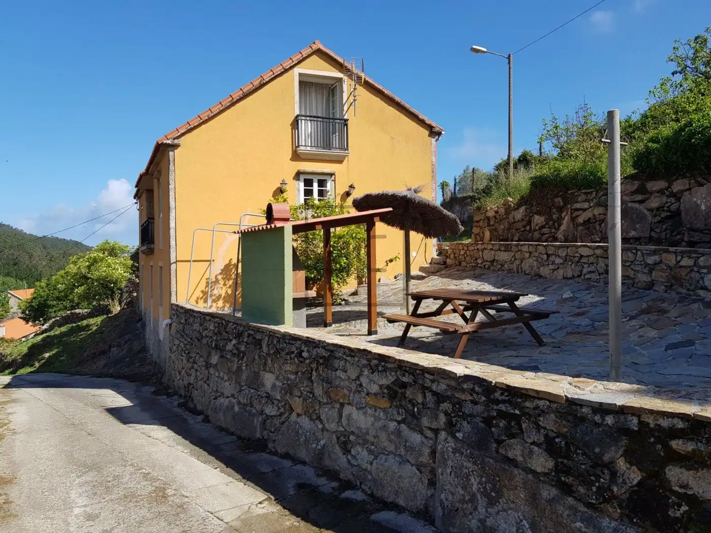 Außenansicht von Country house zum Verkauf in Laxe mit Heizung, Terrasse und Möbliert