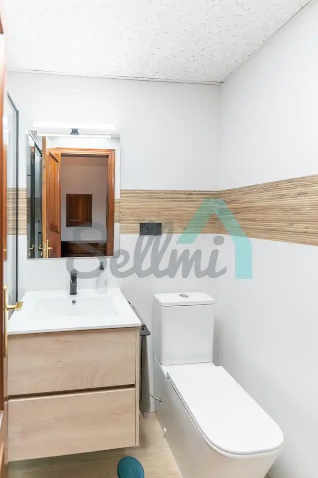 Baño de Estudio de alquiler en Oviedo  con Parquet y Amueblado