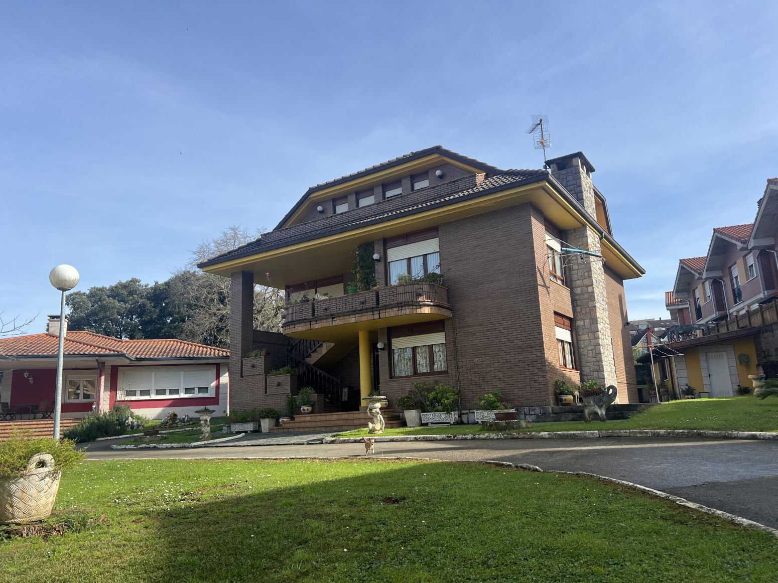 Vista exterior de Casa o xalet en venda en Medio Cudeyo amb Calefacció, Jardí privat i Parquet