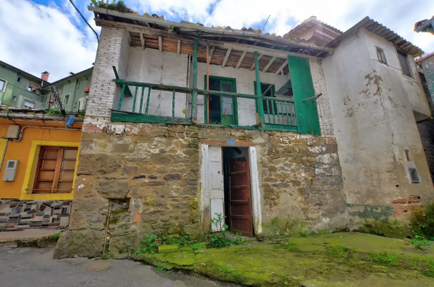Vista exterior de Casa o xalet en venda en Mieres (Asturias) amb Piscina