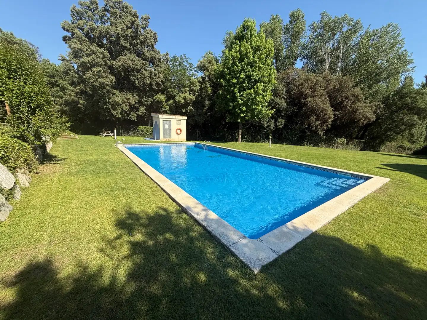 Schwimmbecken von Einfamilien-Reihenhaus zum Verkauf in L'Ametlla del Vallès mit Klimaanlage, Heizung und Privatgarten