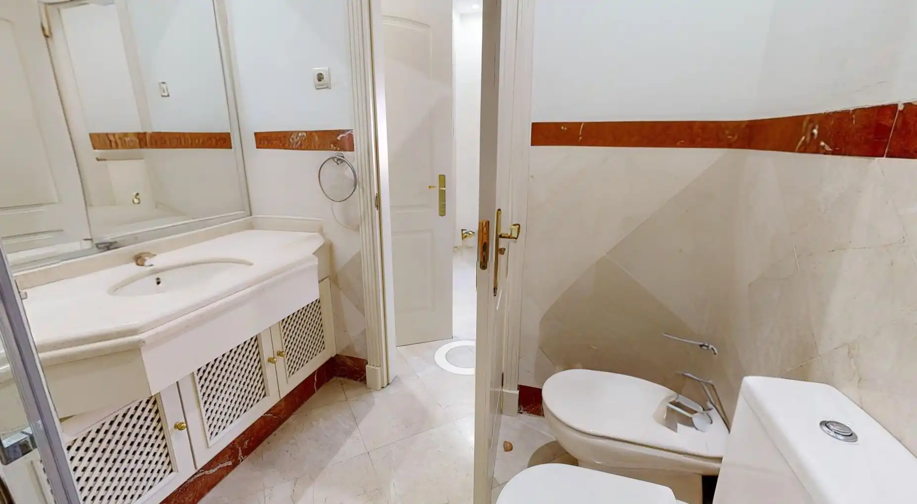 Badezimmer von Wohnung zum Verkauf in Marbella mit Heizung, Privatgarten und Terrasse