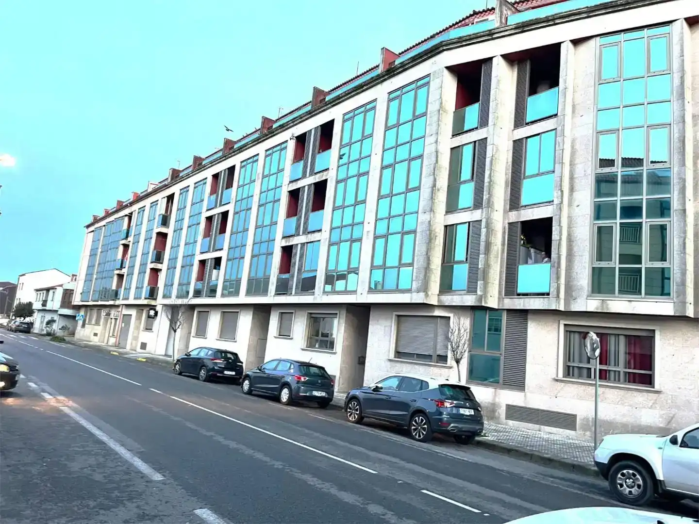 Vista exterior de Pis en venda en Boiro amb Jardí privat, Parquet i Traster