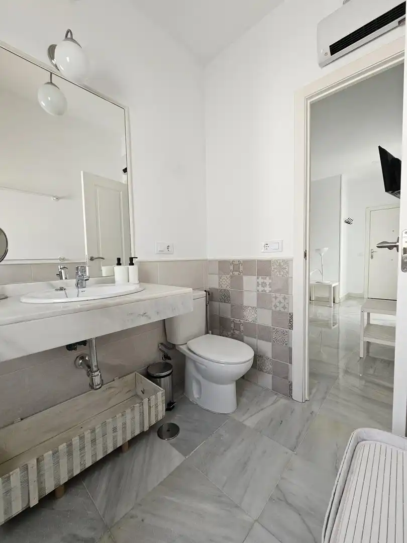 Bany de Apartament de lloguer en Jerez de la Frontera amb Aire condicionat i Moblat