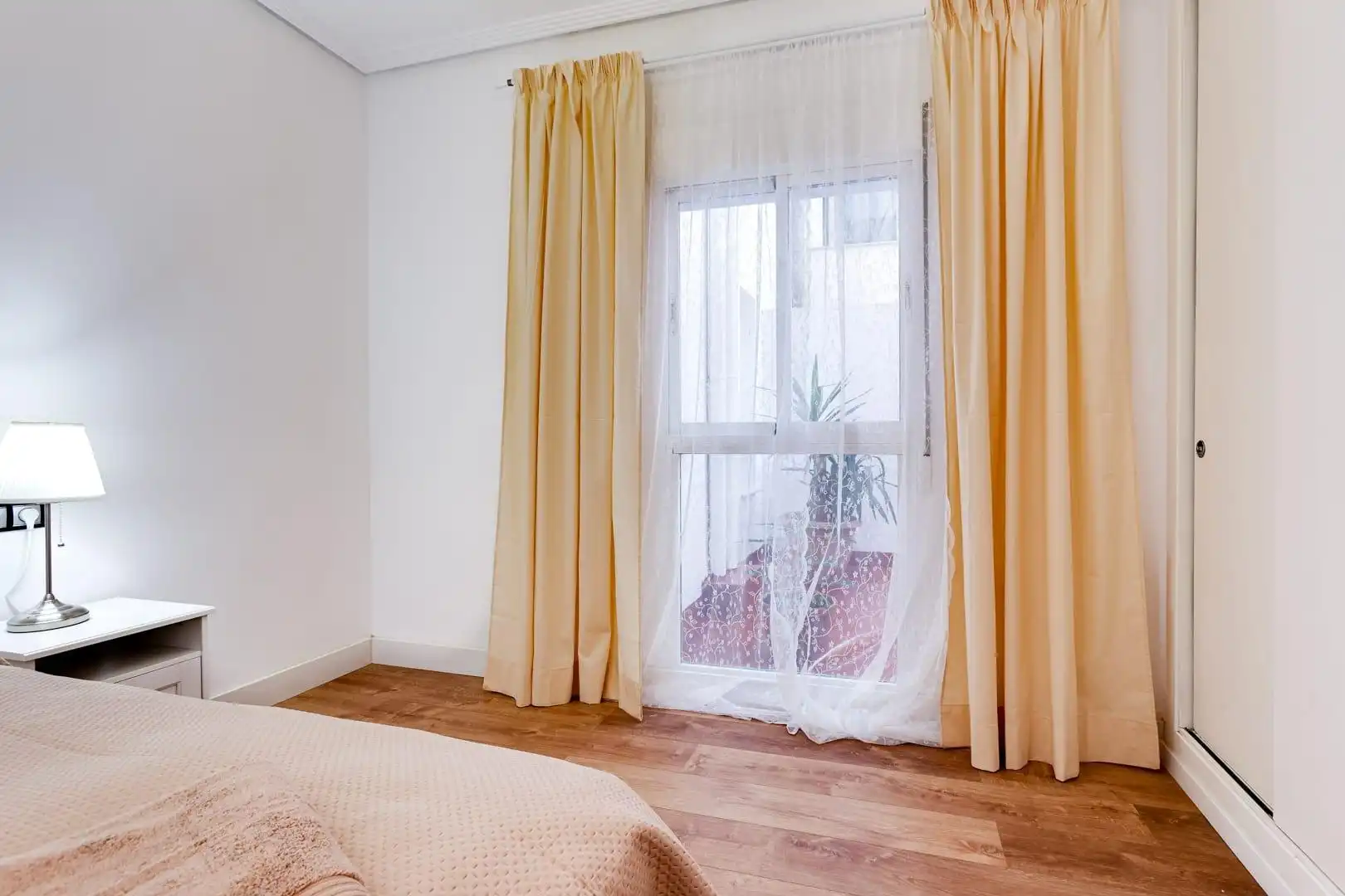 Schlafzimmer von Wohnungen zur Miete in Torrevieja mit Klimaanlage, Heizung und Privatgarten