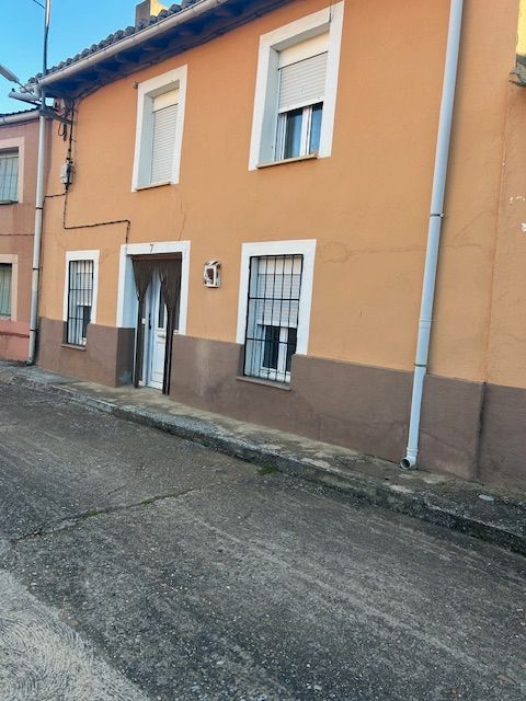 Vista exterior de Casa o xalet en venda en San Miguel del Valle amb Calefacció, Jardí privat i Moblat