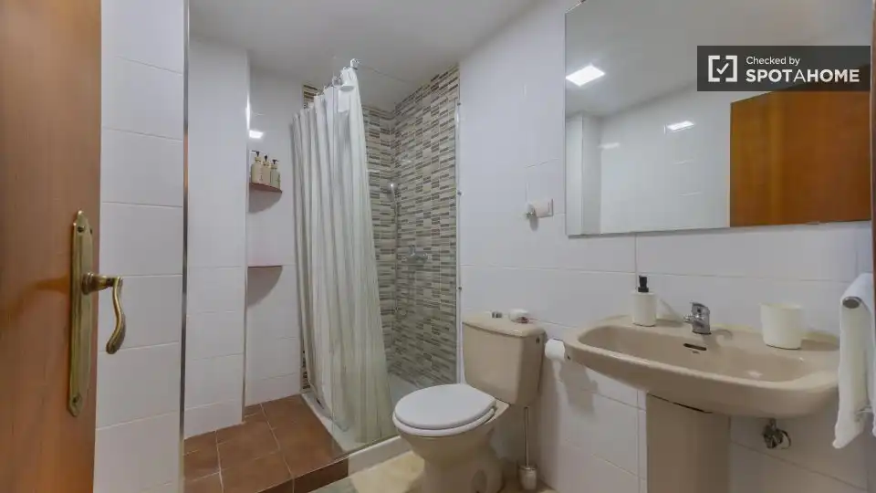 Bathroom of Flat for rent in Valencia  with Air Conditioner, Heating and Furnished