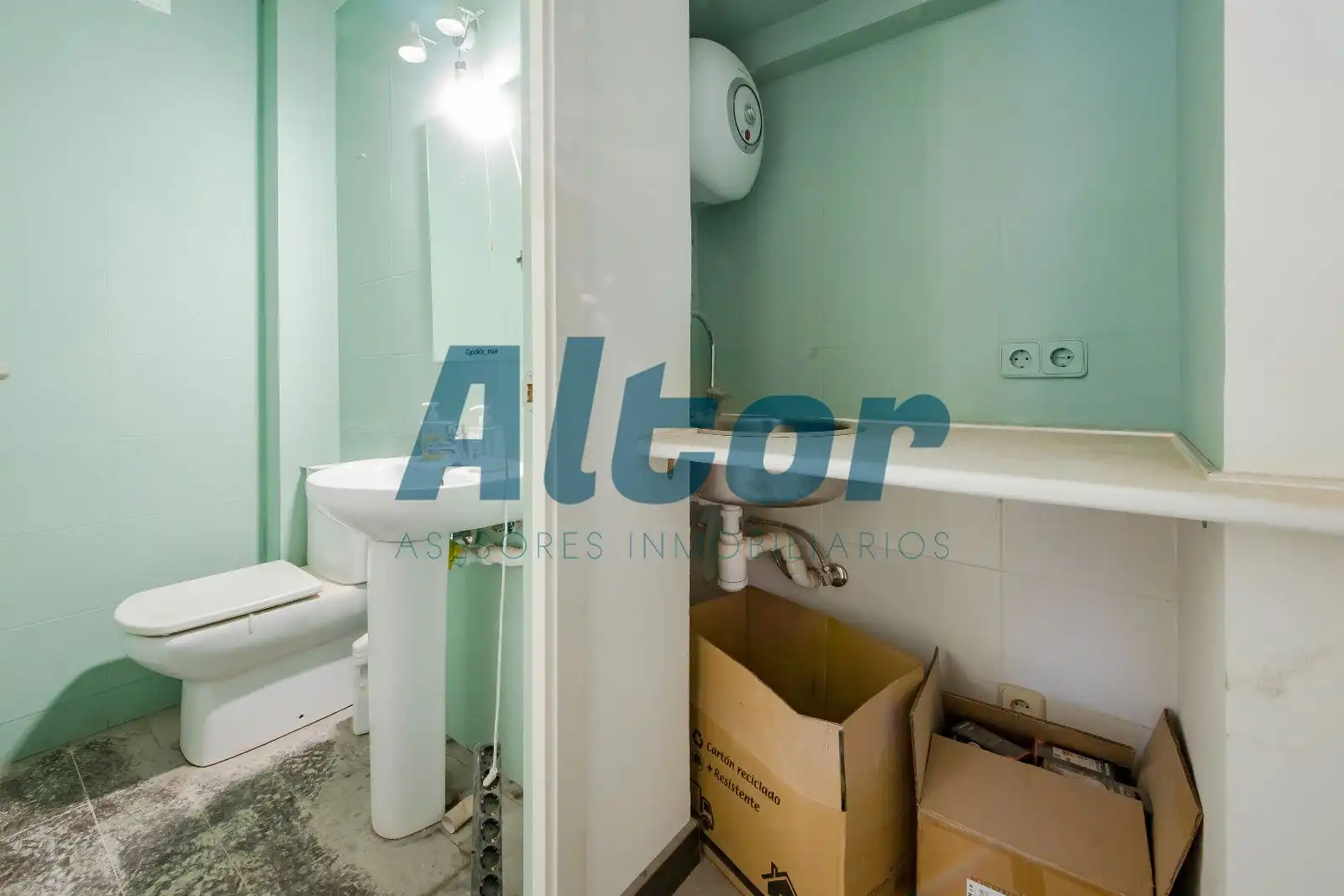 Baño de Local en venta en Madrid