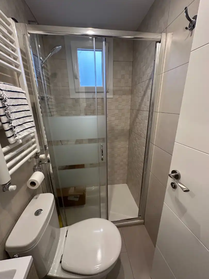 Badezimmer von Wohnung zur Miete in Madrid mit Klimaanlage, Heizung und Möbliert