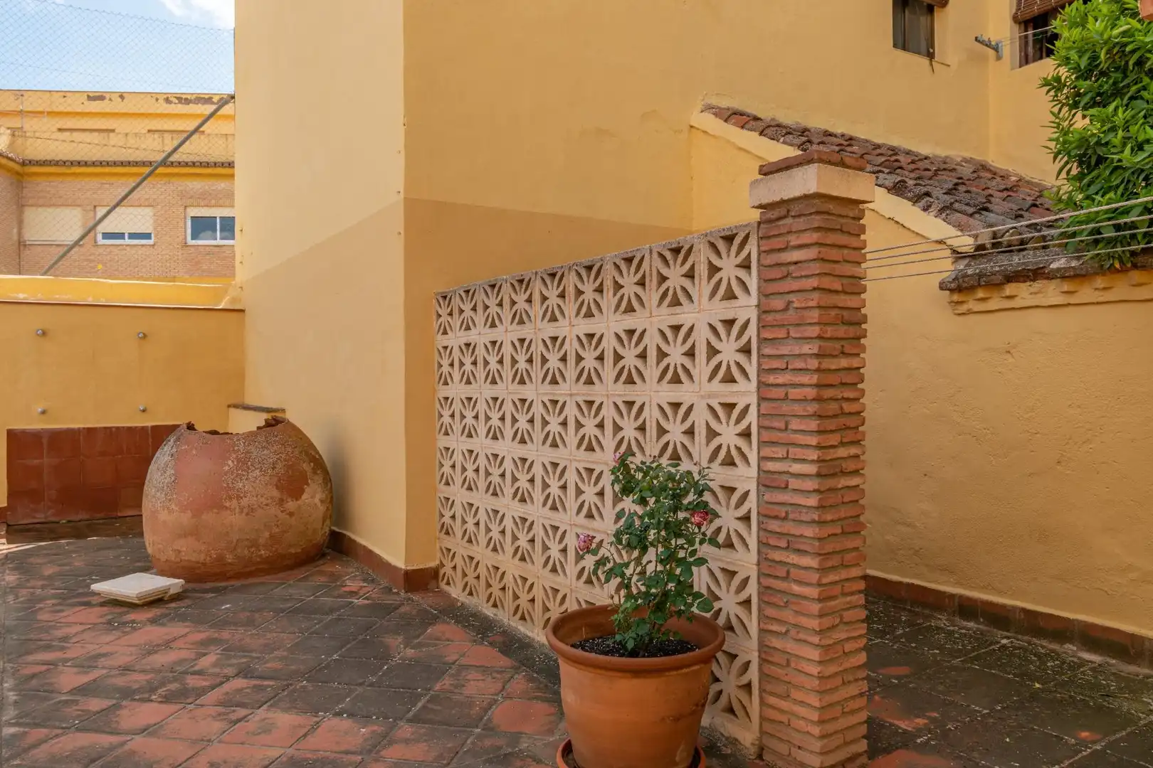 Vista exterior de Casa o xalet en venda en Guadix amb Calefacció, Traster i Piscina