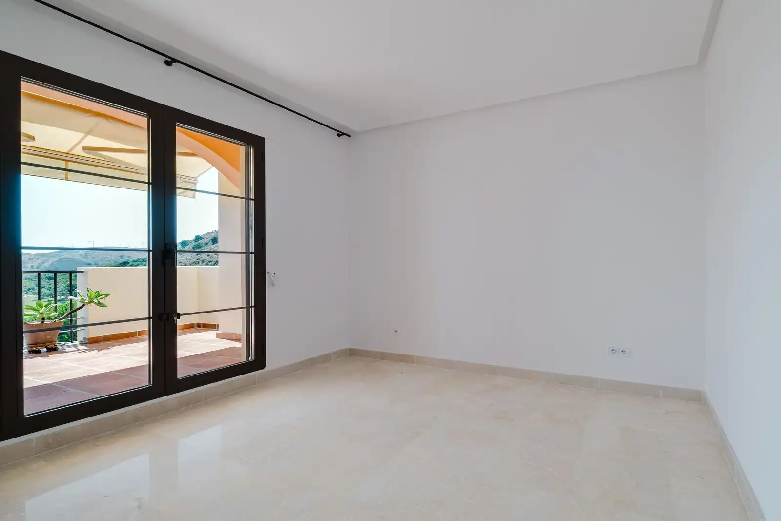 Flat for sale in Benahavís  with Air Conditioner, Terrace and Alarm