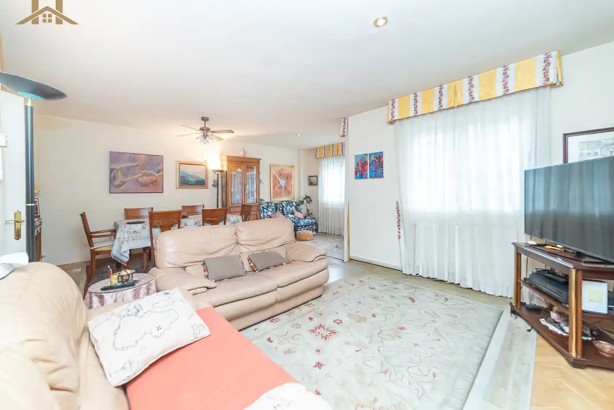 Sala de estar de Casa adosada en venta en Madrid con Aire acondicionado, Calefacción y Jardín privado