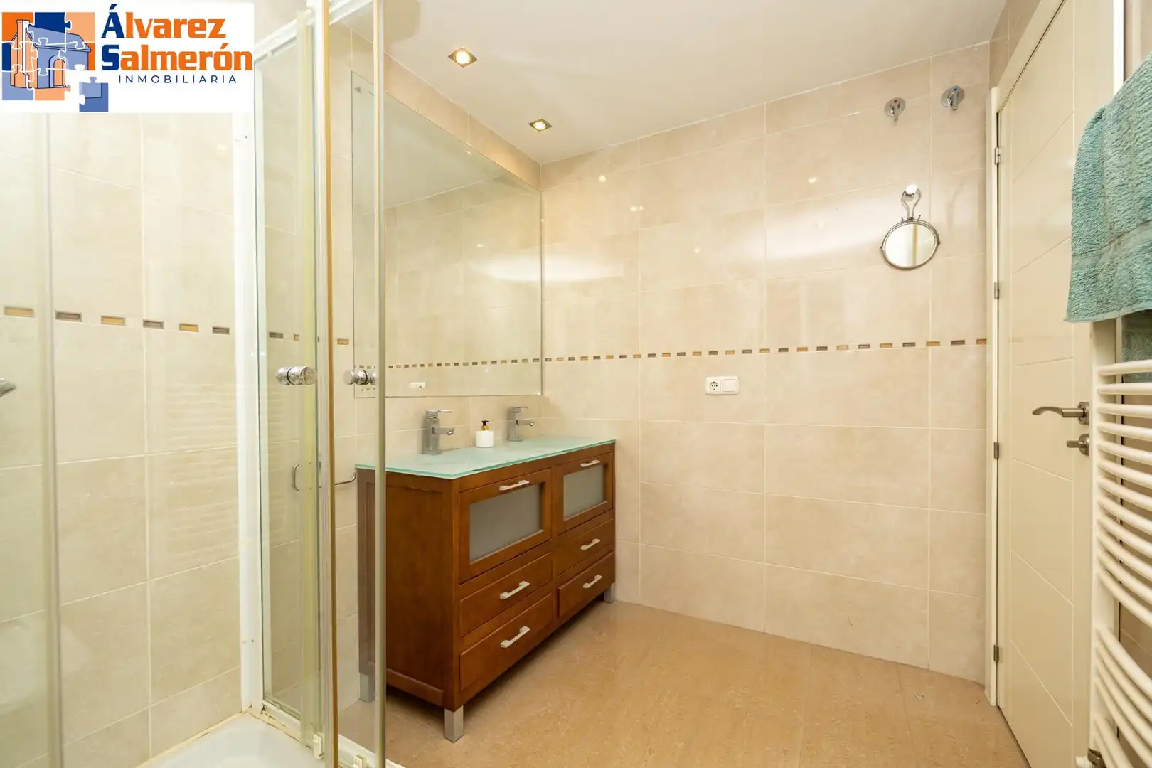 Bathroom of Flat for sale in Granada  with Air Conditioner, Heating and Parquet flooring