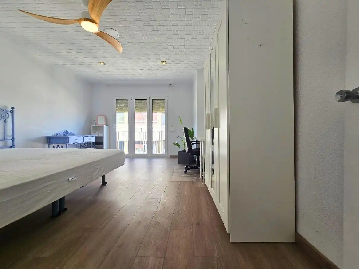Habitación de Piso de alquiler en Elche / Elx con Amueblado y Balcón