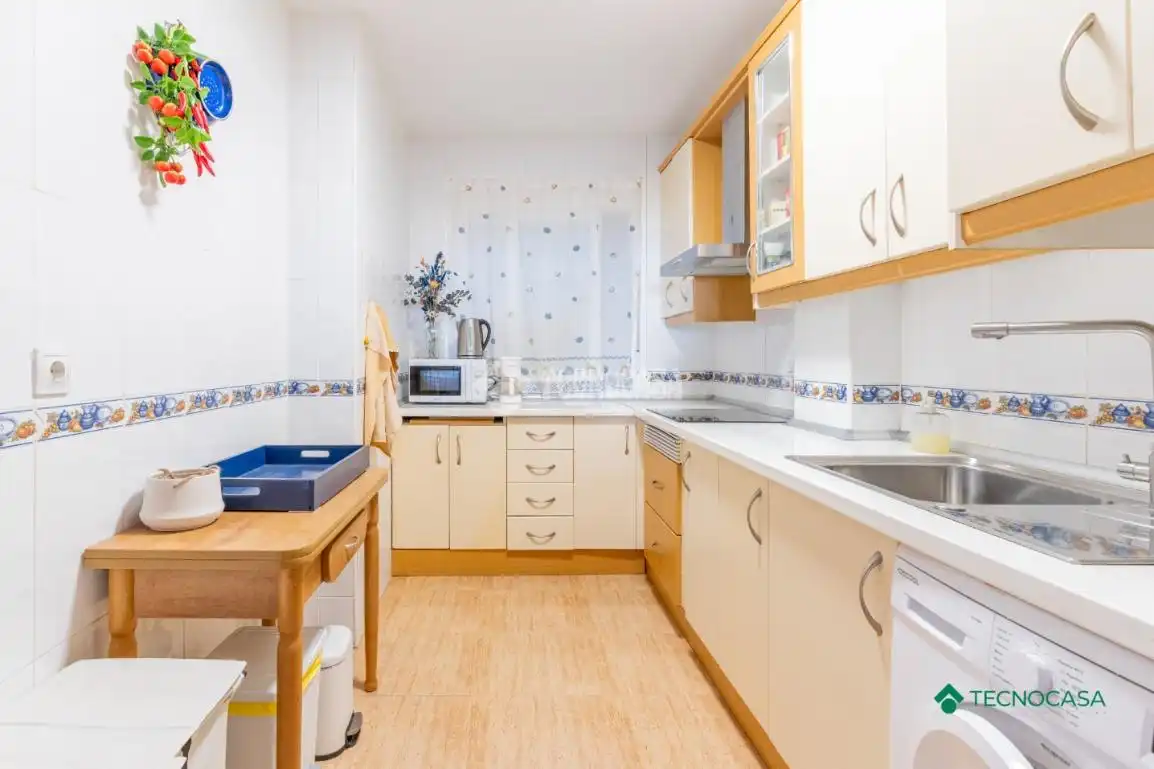 Cuina de Pis en venda en Roquetas de Mar amb Parquet i Terrassa