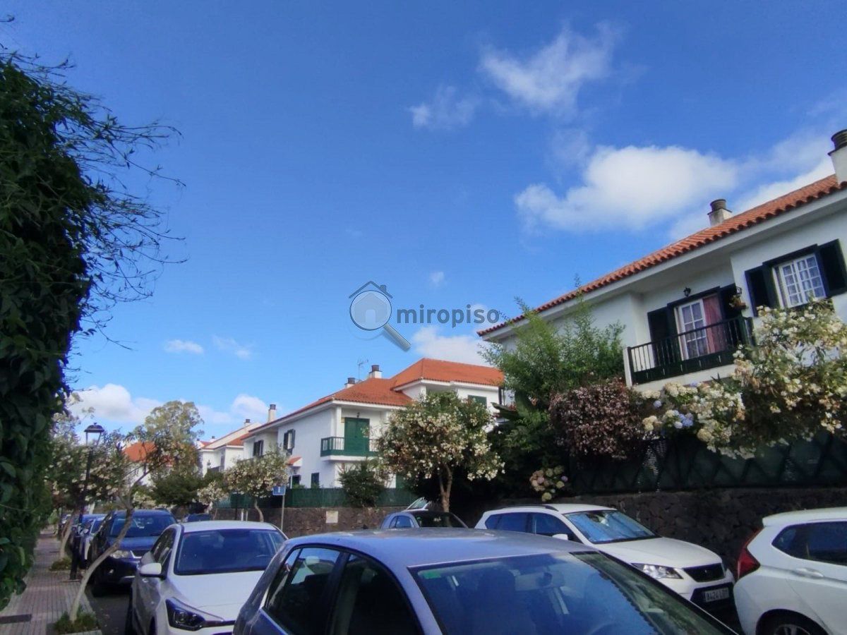 Vista exterior de Casa adosada en venda en Tacoronte amb Terrassa i Traster