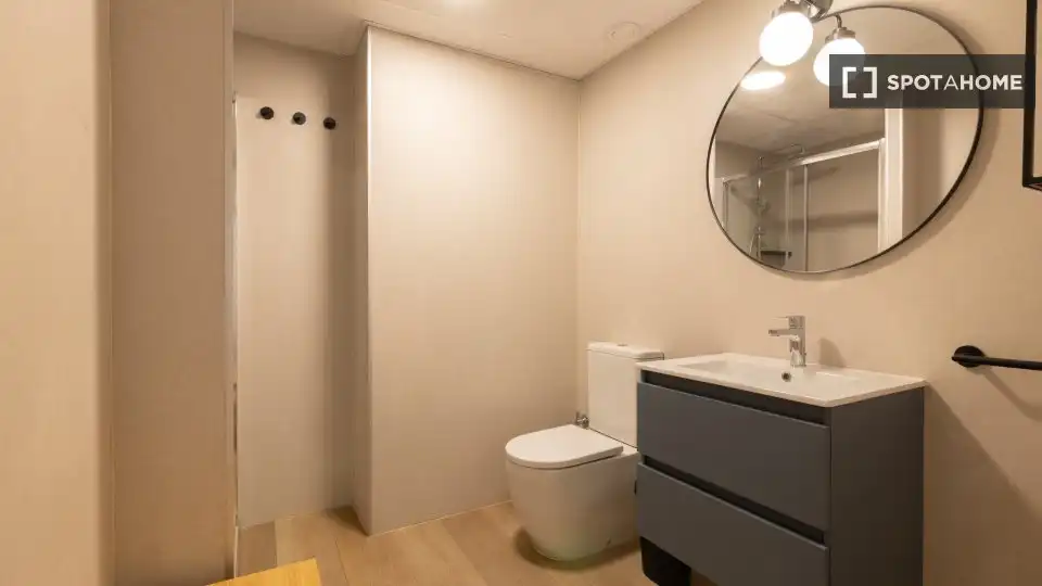 Bathroom of Flat for share in Valencia  with Air Conditioner, Heating and Terrace