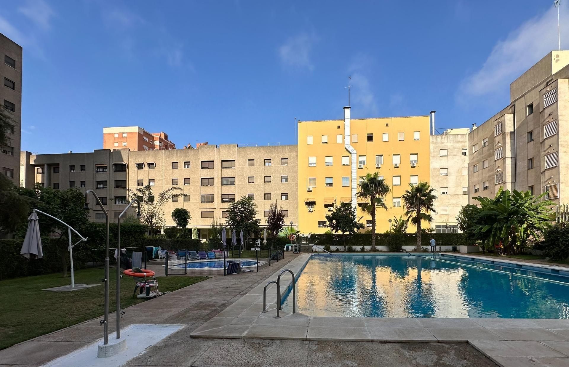 Piscina de Apartamento de alquiler en  Sevilla Capital con Aire acondicionado