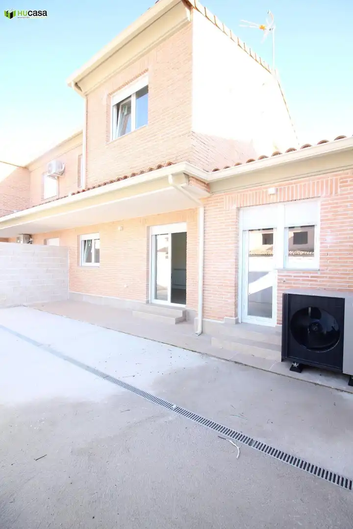 Vista exterior de Casa adosada en venta en Polán con Jardín privado y Trastero