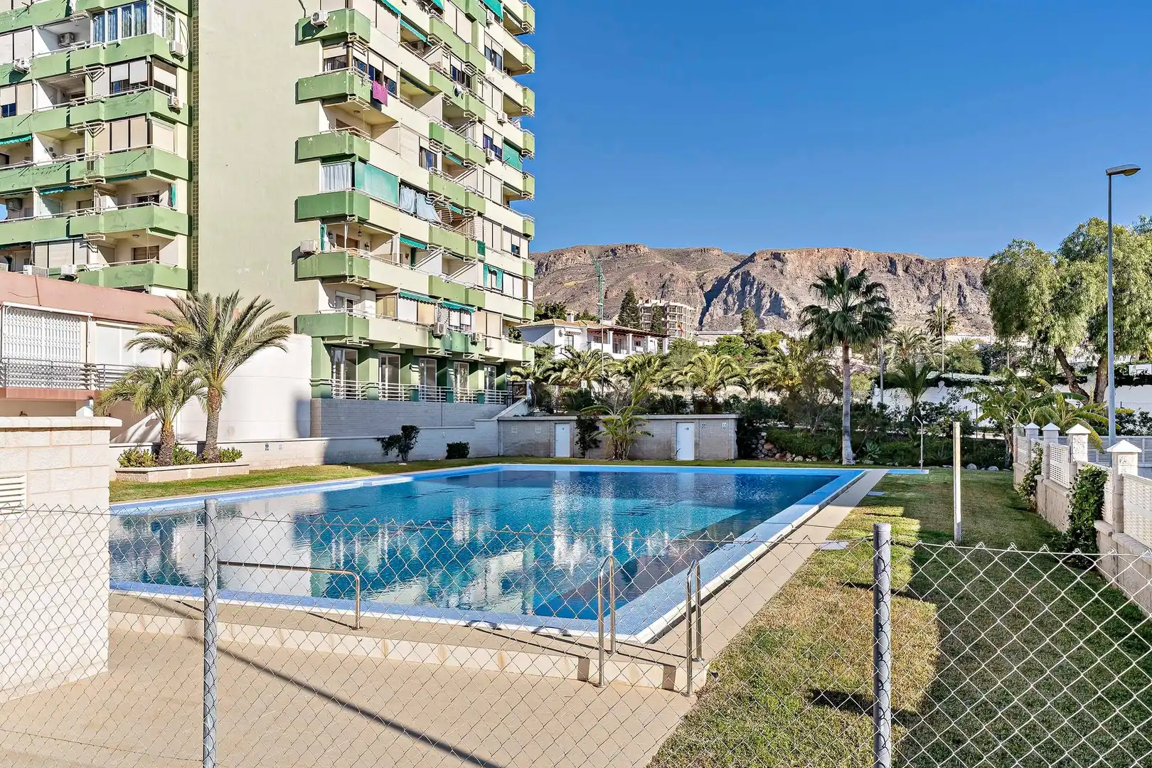 Piscina de Pis de lloguer en Roquetas de Mar amb Aire condicionat, Calefacció i Moblat