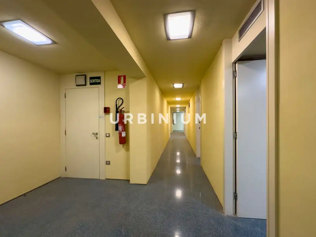 Business premises to rent in Carrer Juli Garreta, imagen 23