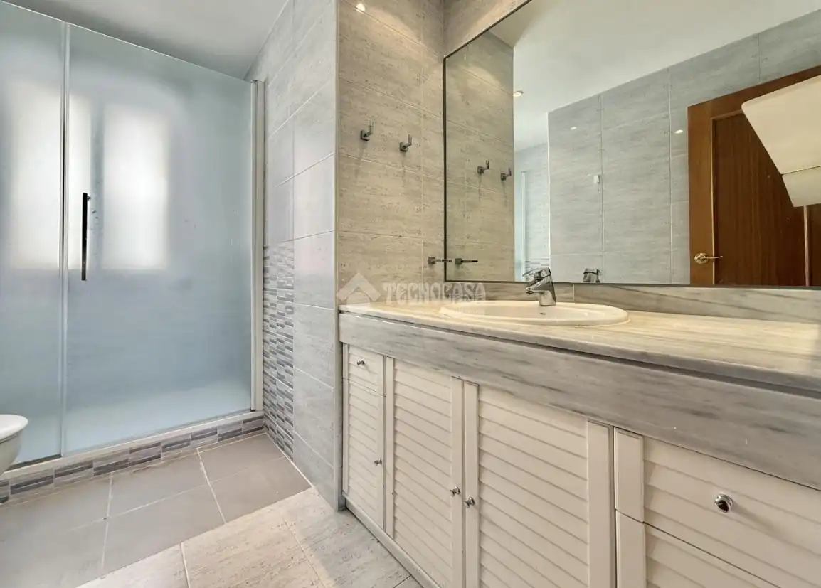 Bathroom of Flat for sale in Madrid  with Air Conditioner, Heating and Storage room