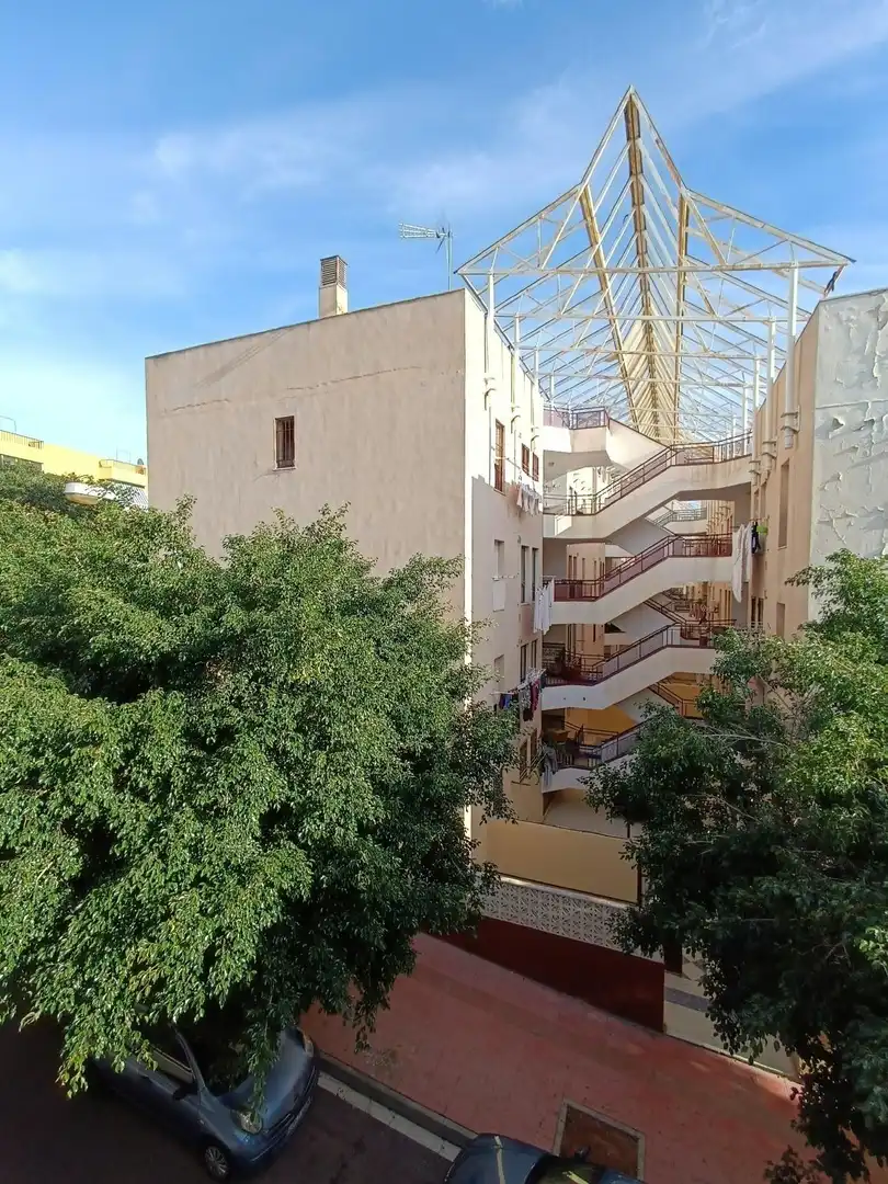 Vista exterior de Estudi en venda en Almería