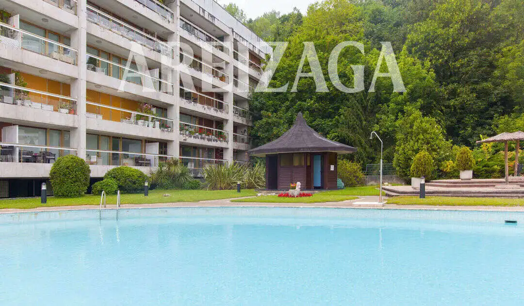 Piscina de Piso en venta en Donostia - San Sebastián  con Calefacción, Terraza y Trastero