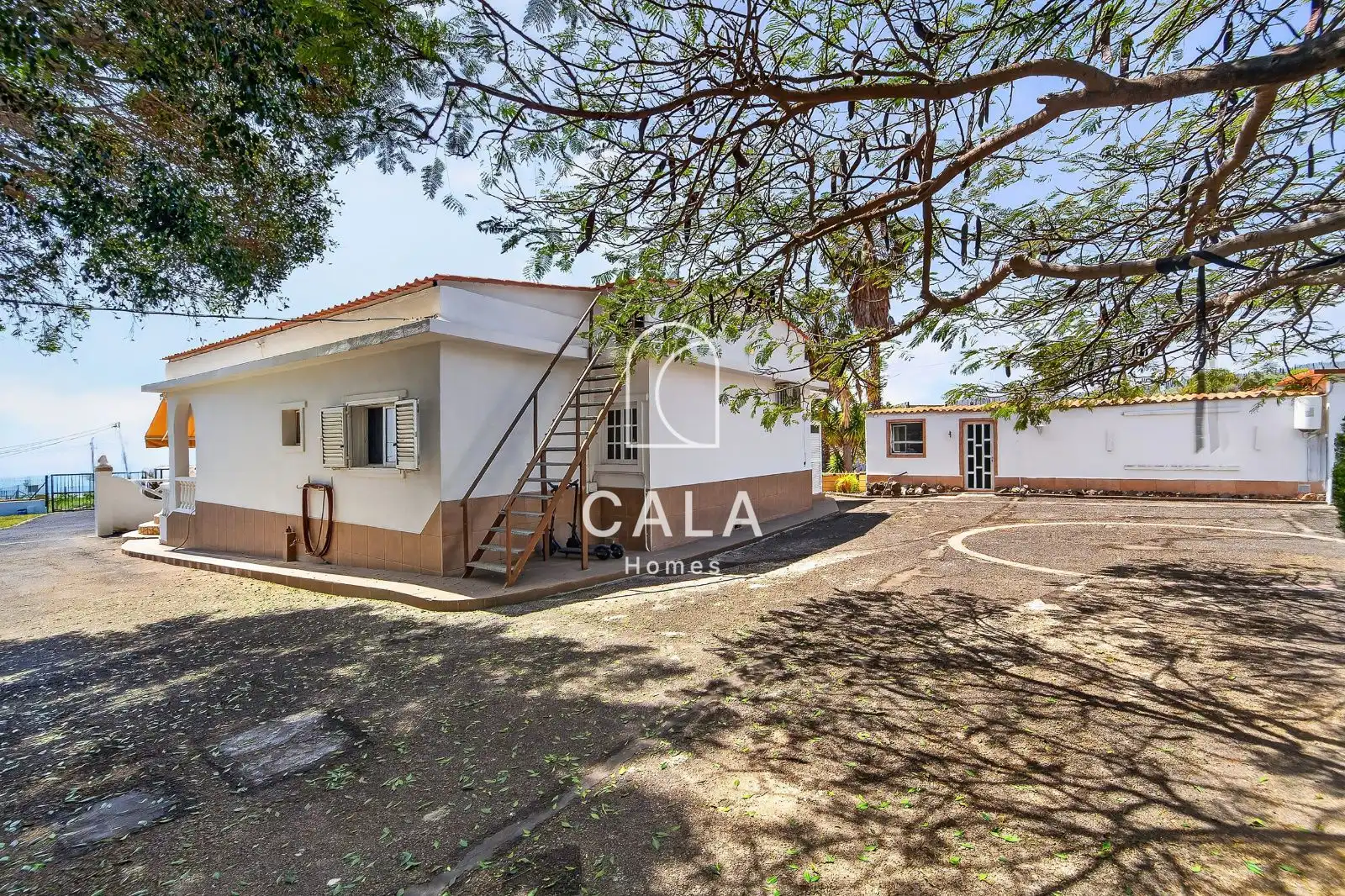 Vista exterior de Casa o xalet en venda en Guía de Isora amb Aire condicionat, Calefacció i Jardí privat