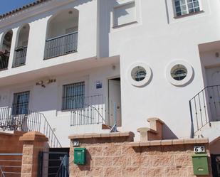 Vista exterior de Casa adosada en venda en La Línea de la Concepción amb Terrassa