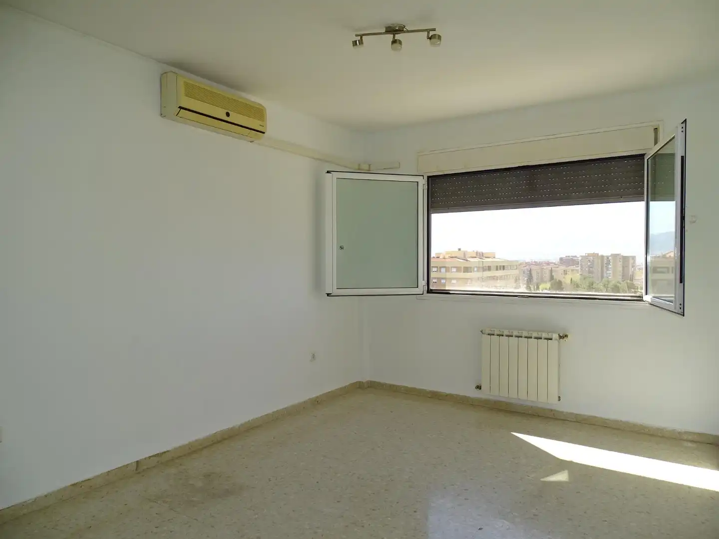 Dormitori de Pis en venda en Granada amb Aire condicionat, Calefacció i Traster