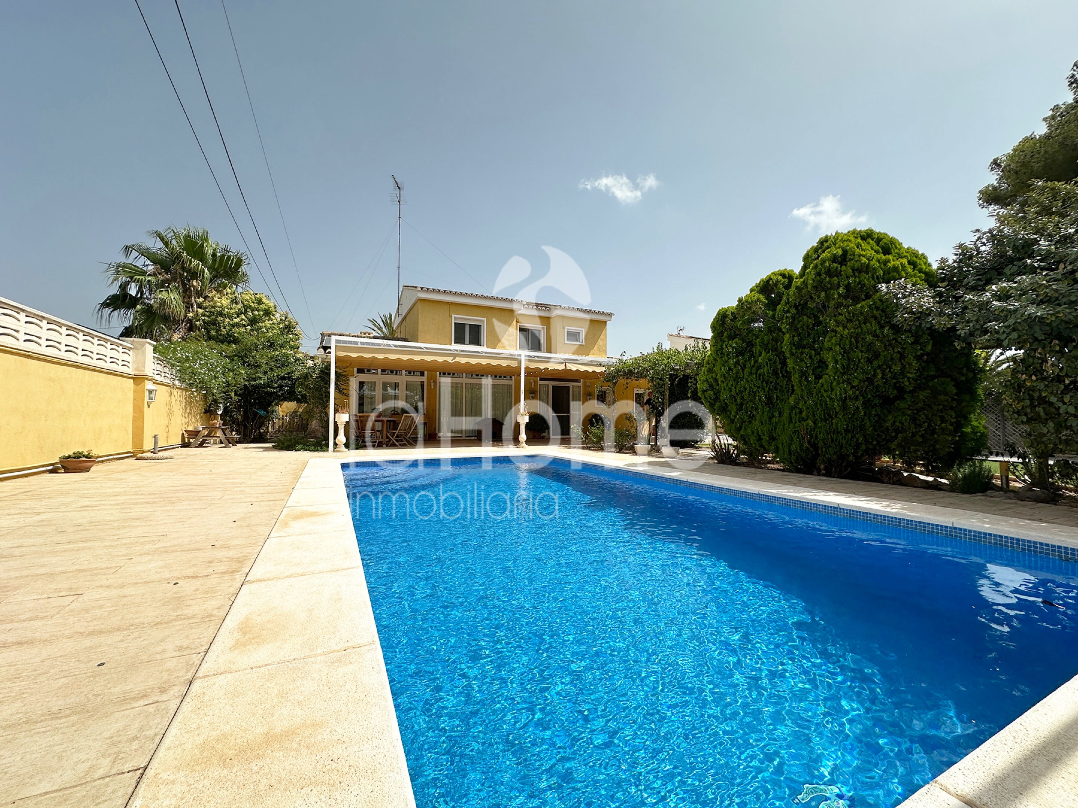 Vista exterior de Casa o xalet en venda en Paterna amb Aire condicionat, Calefacció i Jardí privat
