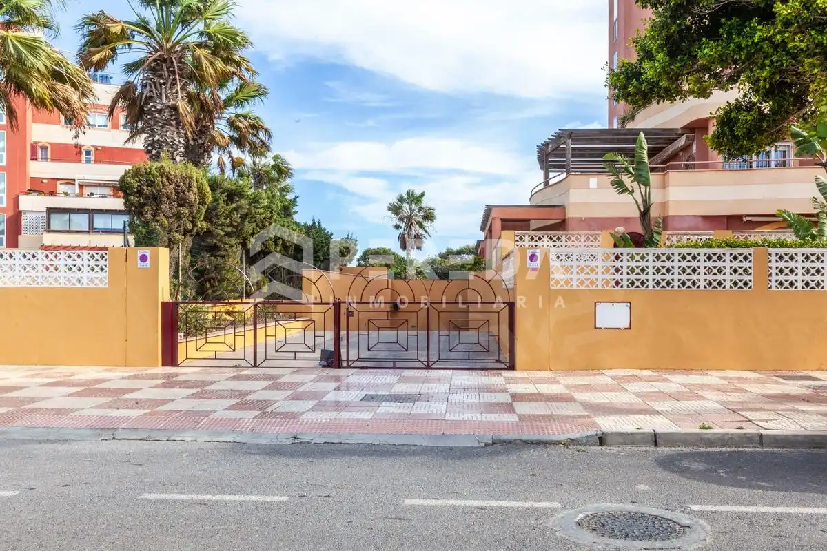 Außenansicht von Erdgeschoss zum Verkauf in Roquetas de Mar mit Klimaanlage, Privatgarten und Schwimmbad