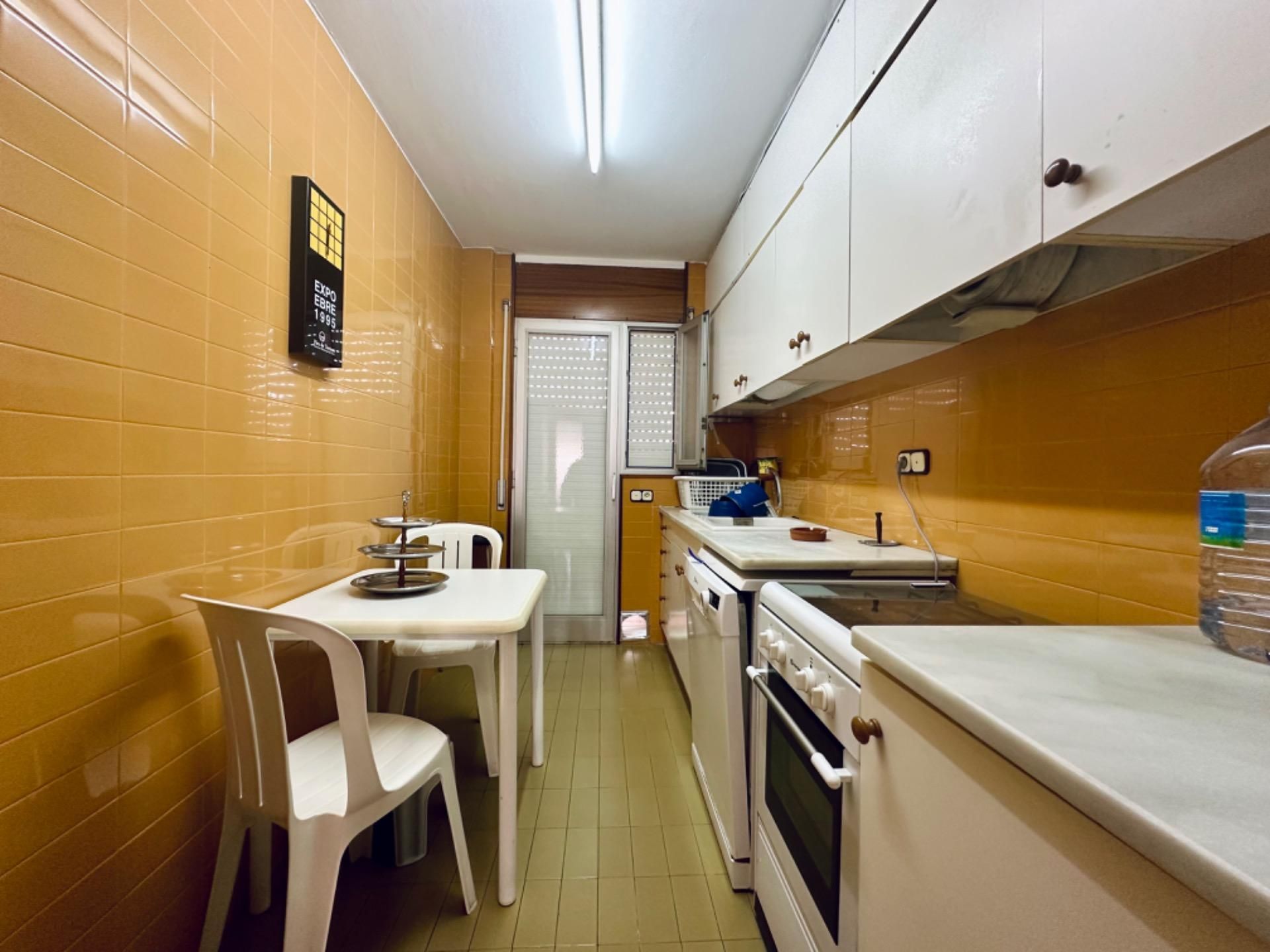 Cuina de Pis de lloguer en Tortosa amb Aire condicionat, Terrassa i Moblat