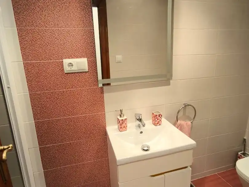 Bathroom of Flat for share in  Logroño  with Heating, Parquet flooring and Furnished