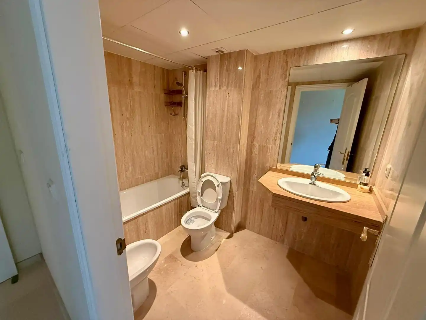 Badezimmer von Wohnungen zum Verkauf in Marbella mit Klimaanlage, Terrasse und Schwimmbad