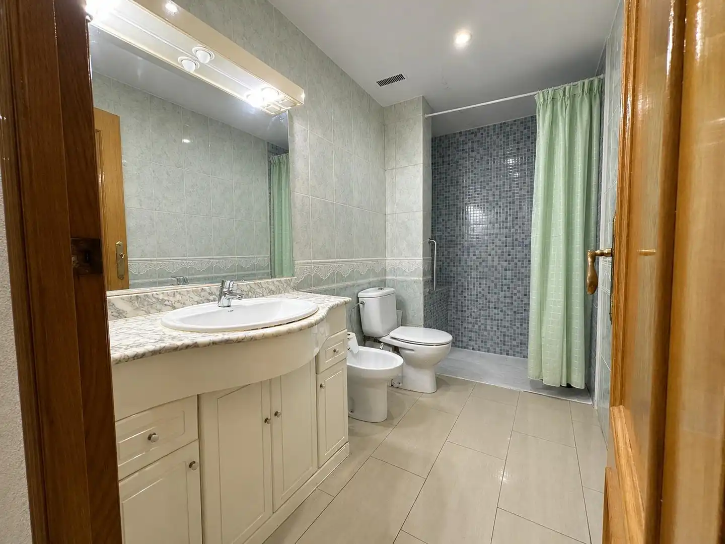 Bathroom of Flat for sale in Carlet, Valencia