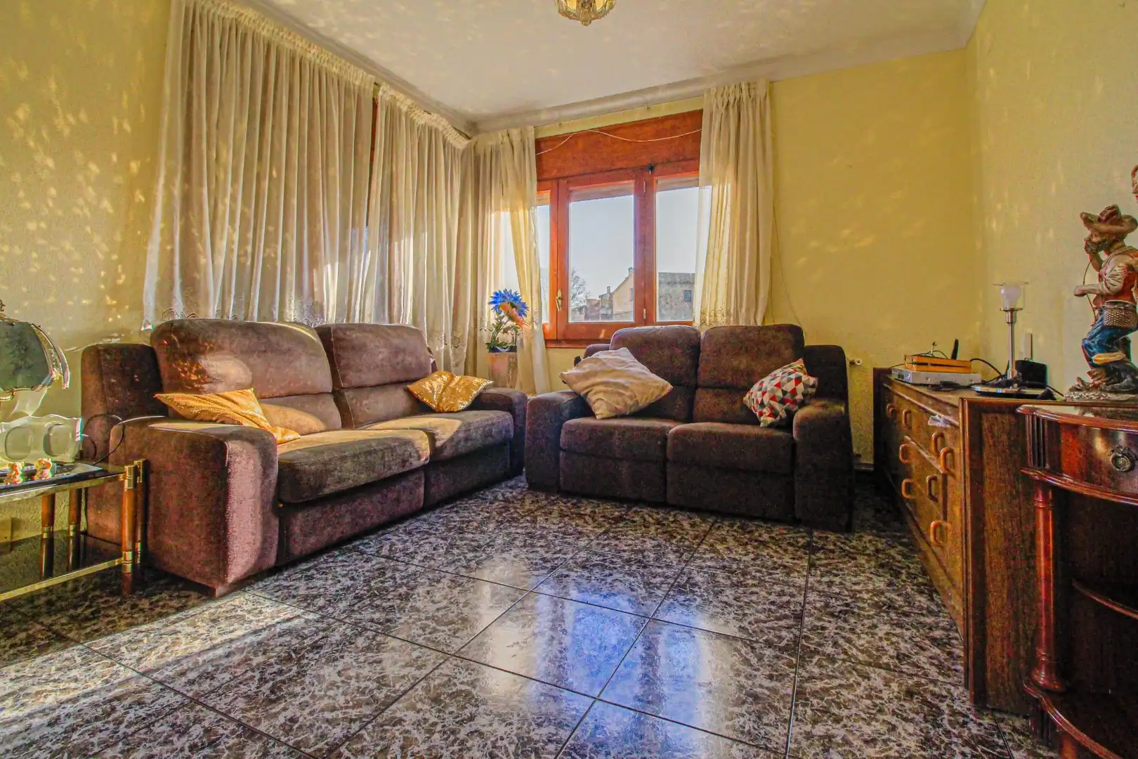 Sala d'estar de Casa adosada en venda en Cabanes (Girona) amb Jardí privat, Traster i Moblat